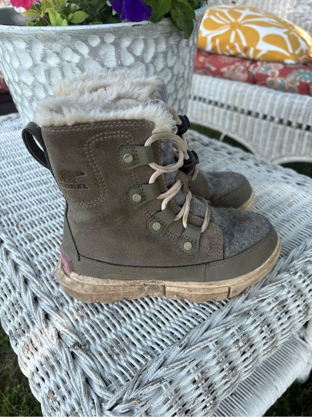 Sorel kids green suede boots